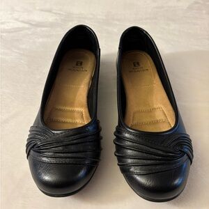 White Mountain Black Gathered Flats